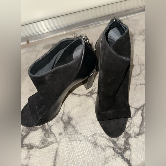 Like new Vince women’s black leather peep toe heels sz 8M - Picture 2 of 12